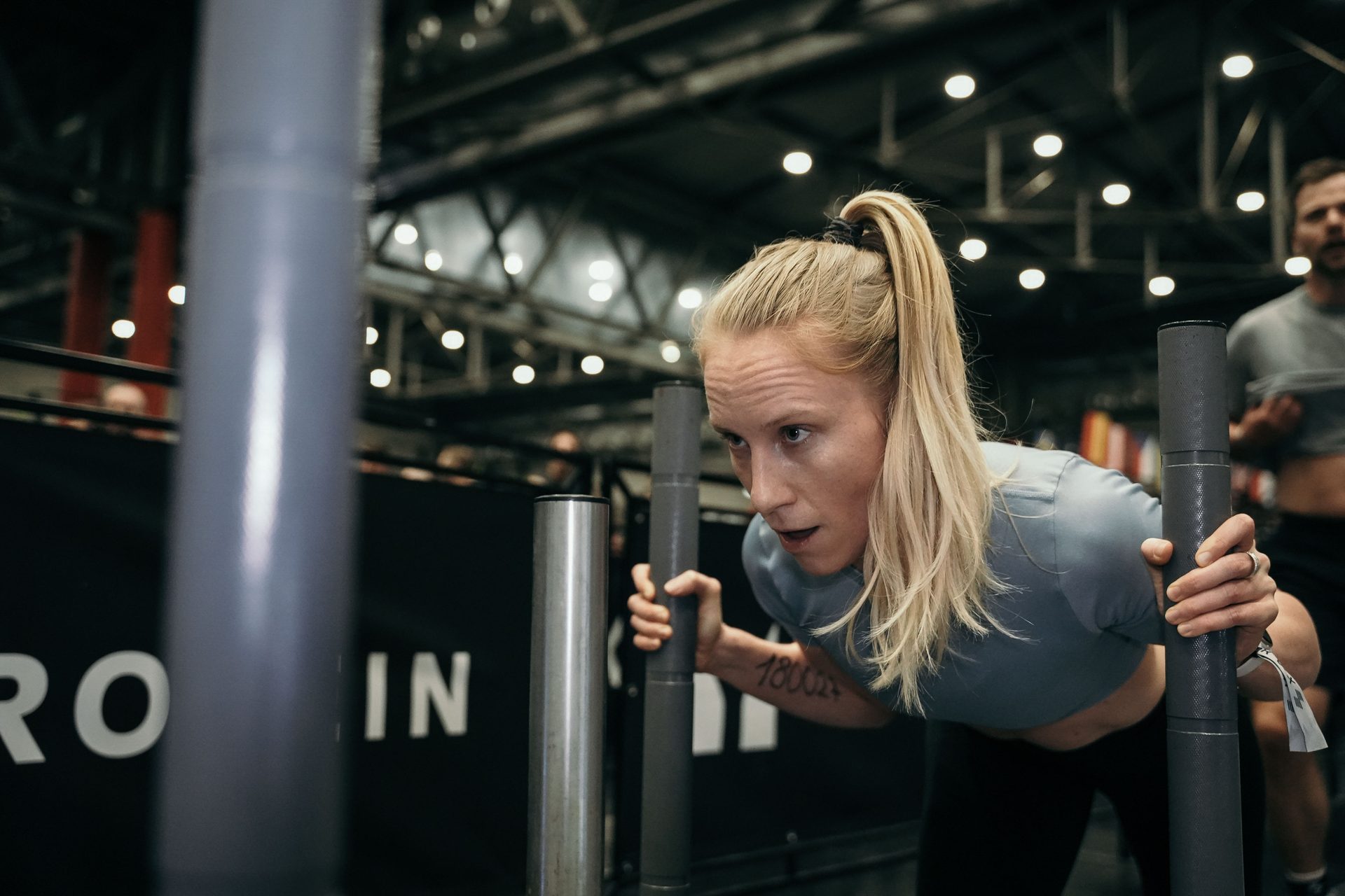 Frau beim Krafttraining im Stark.Park Trainingsraum in 1020 Wien